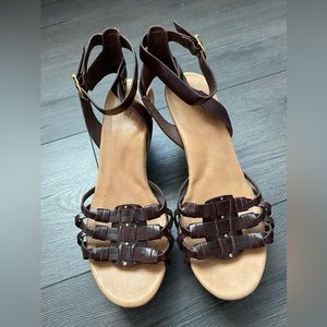 UGG Womens Farrah Brown Woven Leather Ankle Strap Wedge Sandal Size 7.5